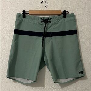 Billabong Men's Seagreen Momentum Airlite Board Shorts 30